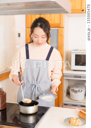 肉じゃがをお皿によそう若い女性 135085478