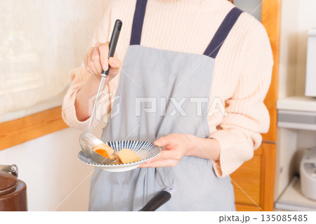 肉じゃがをお皿によそう若い女性 肉じゃがをお皿によそう若い女性 135085485