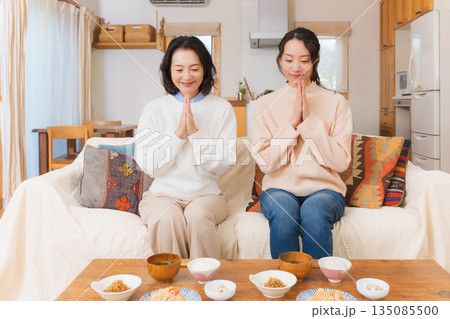 手を合わせて一緒にごはんを食べる母と娘 手を合わせて一緒にごはんを食べる母と娘 135085500
