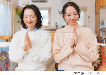 手を合わせて一緒にごはんを食べる母と娘 135085502