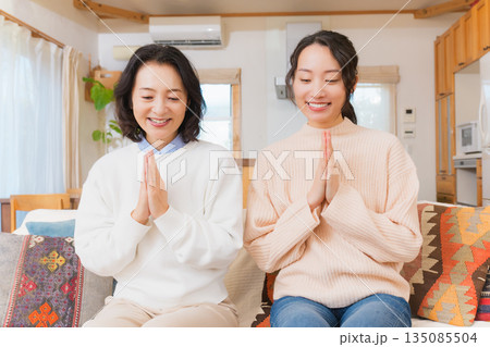 手を合わせて一緒にごはんを食べる母と娘 135085504