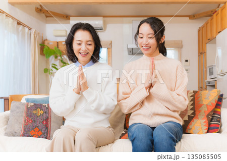 手を合わせて一緒にごはんを食べる母と娘 135085505