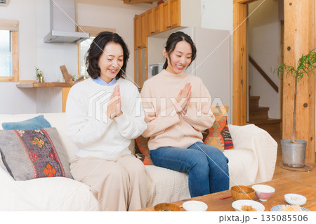 手を合わせて一緒にごはんを食べる母と娘 手を合わせて一緒にごはんを食べる母と娘 135085506