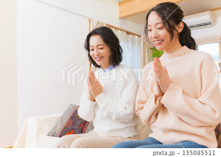 手を合わせて一緒にごはんを食べる母と娘 135085511