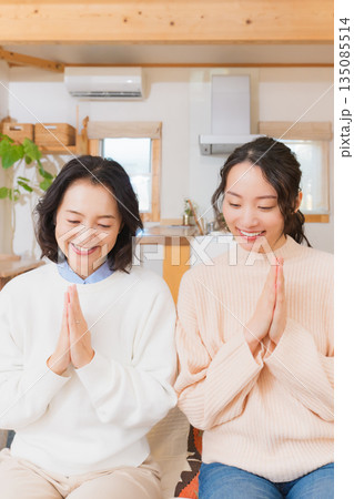 手を合わせて一緒にごはんを食べる母と娘 135085514