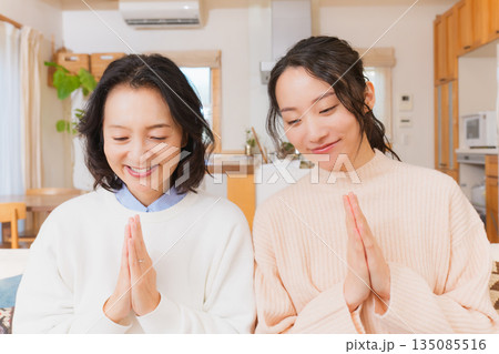手を合わせて一緒にごはんを食べる母と娘 135085516
