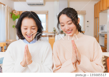 手を合わせて一緒にごはんを食べる母と娘 135085517