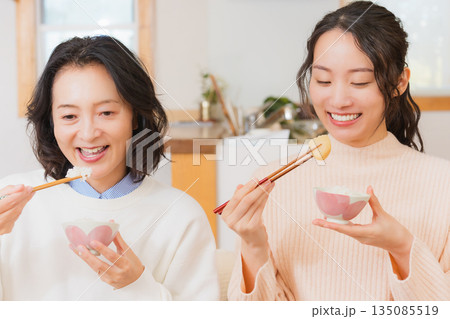 手を合わせて一緒にごはんを食べる母と娘 135085519