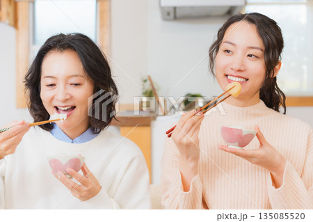 手を合わせて一緒にごはんを食べる母と娘 135085520