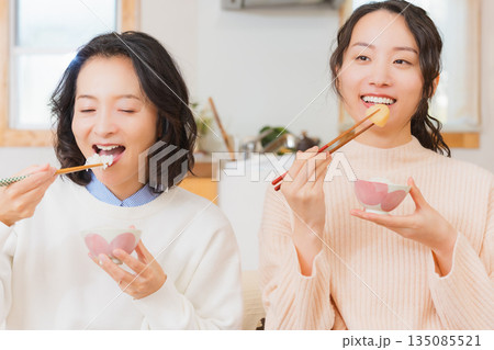 手を合わせて一緒にごはんを食べる母と娘 135085521