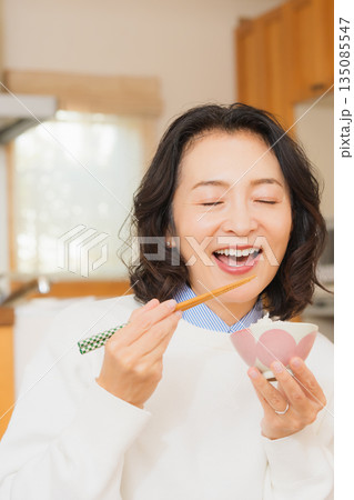 美味しい顔の母 135085547