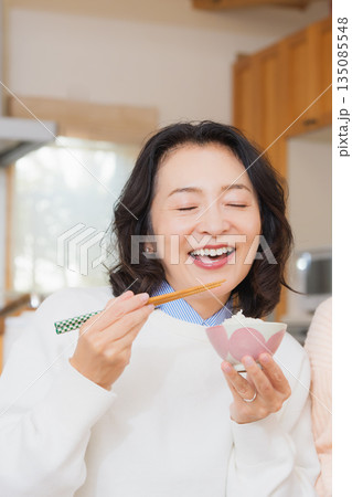 美味しい顔の母 135085548