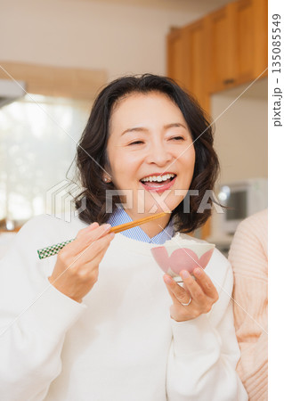 美味しい顔の母 135085549