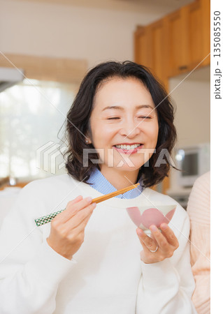 美味しい顔の母 135085550