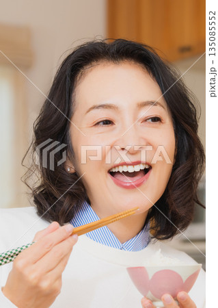 美味しい顔の母 135085552