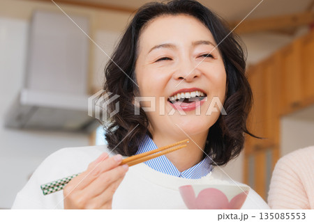 美味しい顔の母 135085553