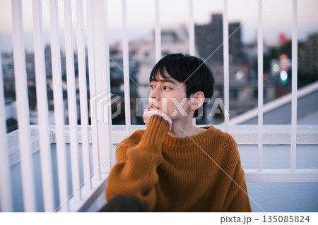 夕暮れ 屋上にいる男性のポートレート 夕暮れ 屋上にいる男性のポートレート 135085824