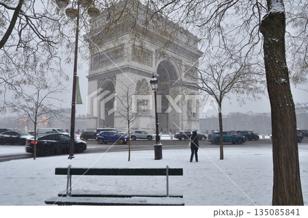 大雪に包まれたパリの凱旋門（2026年1月5日撮影） 135085841