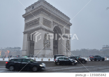大雪に包まれたパリの凱旋門(2026年1月5日撮影) 大雪に包まれたパリの凱旋門(2026年1月5日撮影) 135085842