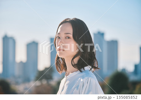 都会の街並みと若い女性 都会の街並みと若い女性 135085852