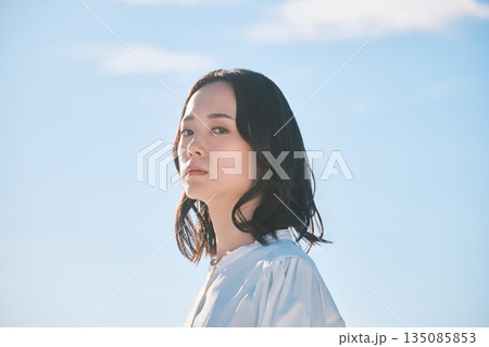 青空バック 若い女性のポートレート 135085853