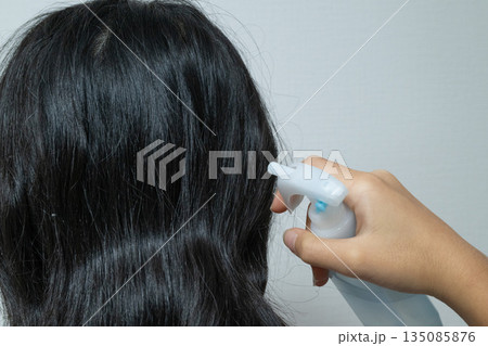 髪にヘアスプレーを吹きかける子供の後ろ姿 135085876