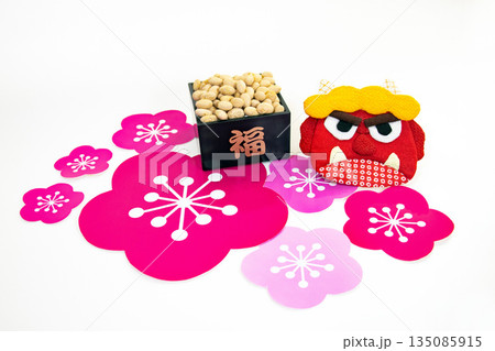 赤鬼と鬼打ち豆と梅の花　節分イメージ背景 135085915
