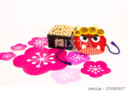 紙の梅の花と鬼打ち豆と赤鬼のお面 紙の梅の花と鬼打ち豆と赤鬼のお面 135085917