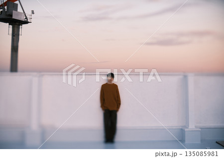 夕暮れ 屋上にいる男性のポートレート 夕暮れ 屋上にいる男性のポートレート 135085981