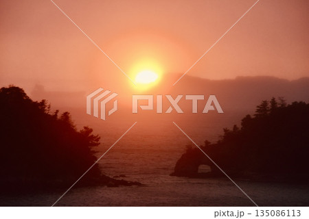 霧がかかった夕日岬の夕日 霧がかかった夕日岬の夕日 135086113