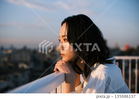 夕暮れ 屋上にいる女性のポートレート 夕暮れ 屋上にいる女性のポートレート 135086137