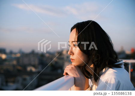 夕暮れ 屋上にいる女性のポートレート 夕暮れ 屋上にいる女性のポートレート 135086138