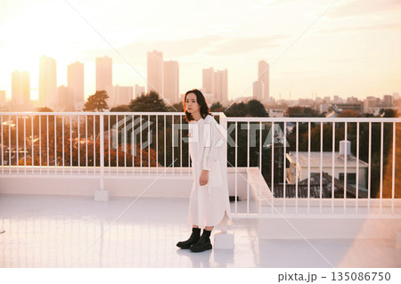 夕暮れ 屋上にいる女性のポートレート 夕暮れ 屋上にいる女性のポートレート 135086750