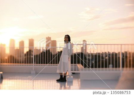 夕暮れ 屋上にいる女性のポートレート 夕暮れ 屋上にいる女性のポートレート 135086753