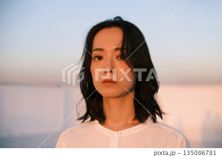 夕暮れ 屋上にいる女性のポートレート 夕暮れ 屋上にいる女性のポートレート 135086781