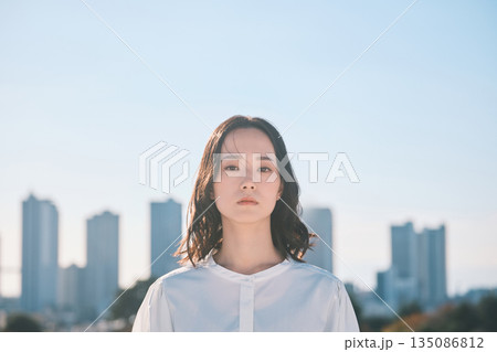 都会の街並みと若い女性 都会の街並みと若い女性 135086812