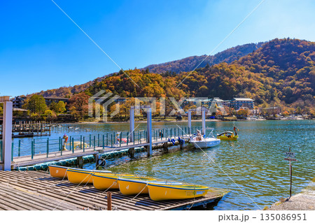 栃木県 日光市 秋の中禅寺湖(ボートのりば) 栃木県 日光市 秋の中禅寺湖(ボートのりば) 135086951
