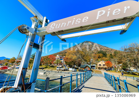 栃木県　日光市　秋の中禅寺湖（サンライズピア湖畔デッキ） 135086969