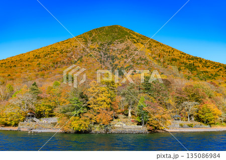 栃木県　日光市　秋の中禅寺湖（遊覧船から見た男体山） 135086984