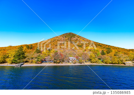 栃木県　日光市　秋の中禅寺湖（遊覧船から見た男体山） 135086985