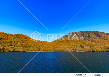 栃木県　日光市　秋の中禅寺湖（遊覧船から見た男体山） 135086987