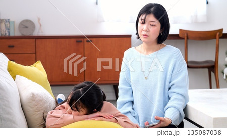親子喧嘩 スマホ 長時間 ゲーム 勉強 イメージ 親子喧嘩 スマホ 長時間 ゲーム 勉強 イメージ 135087038