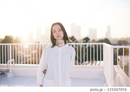 夕暮れ 屋上にいる女性のポートレート 夕暮れ 屋上にいる女性のポートレート 135087050