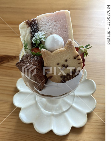 猫クッキー2026苺ムースケーキのパフェ 猫クッキー2026苺ムースケーキのパフェ 135087084
