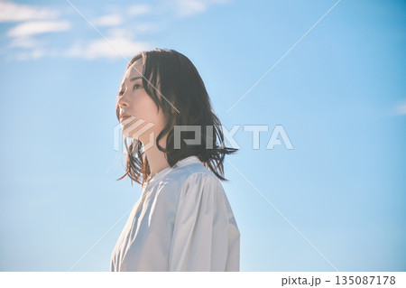青空バック 若い女性のポートレート 135087178