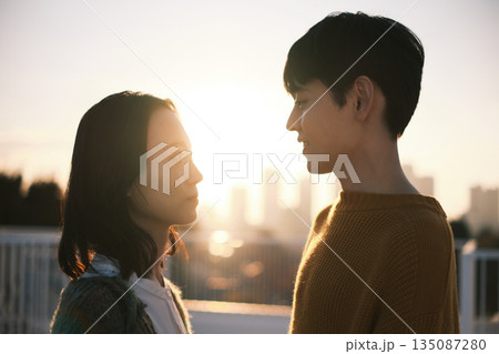夕暮れ 屋上にいるカップル 135087280