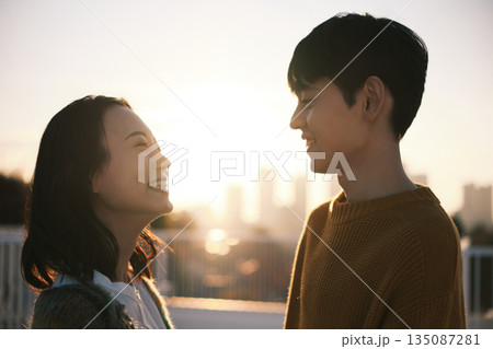 夕暮れ 屋上にいるカップル 135087281