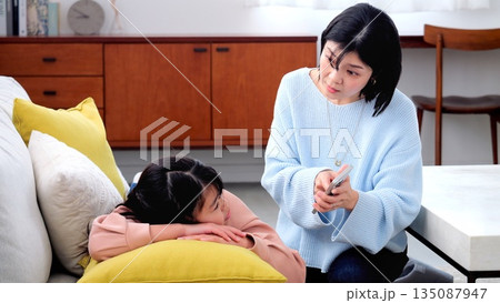 親子喧嘩 スマホ 長時間 ゲーム 勉強 イメージ 135087947