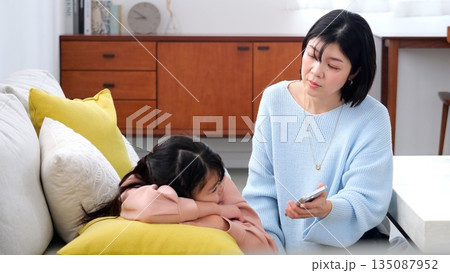 親子喧嘩 スマホ 長時間 ゲーム 勉強 イメージ 親子喧嘩 スマホ 長時間 ゲーム 勉強 イメージ 135087952