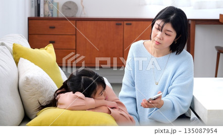 親子喧嘩 スマホ 長時間 ゲーム 勉強 イメージ 135087954